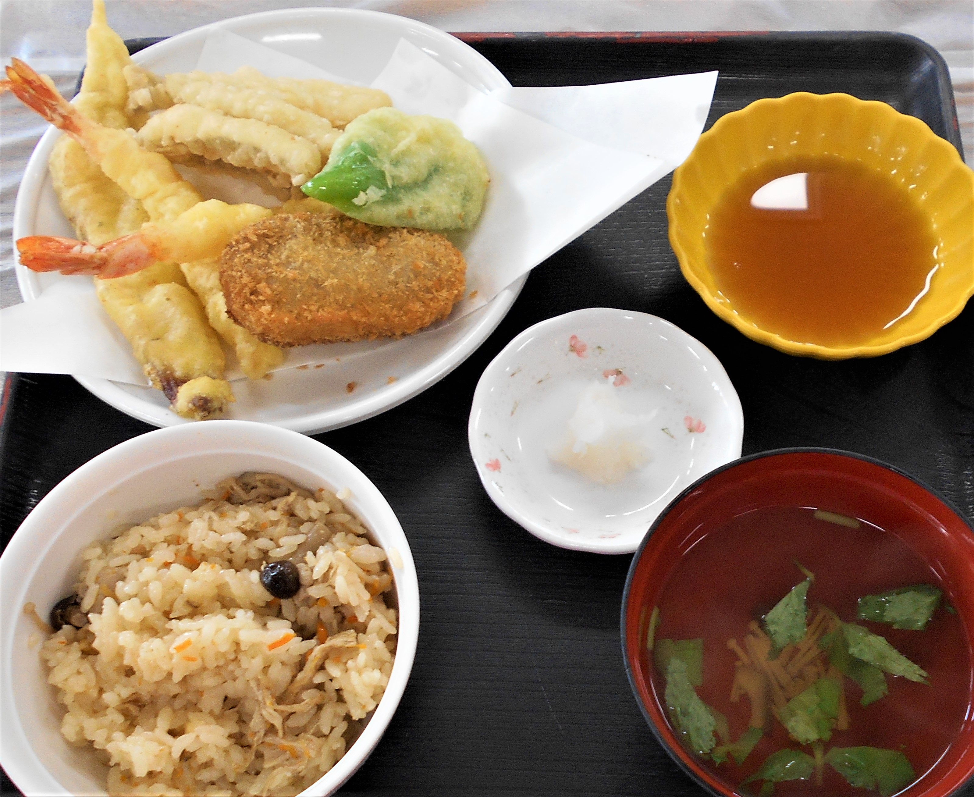 ⭐サプライズ昼食会　vol.3 天ぷら盛り合わせ＆炊き込みご飯⭐～❥喜連西デイサービス❥～