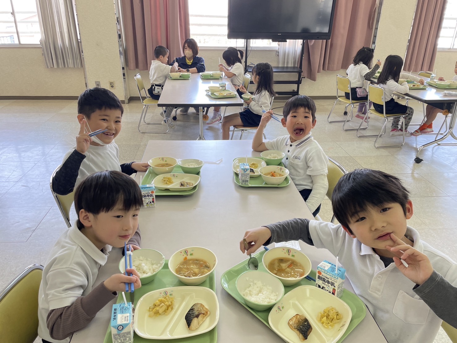 小学校交流　給食体験　(松原カリーノ保育園)