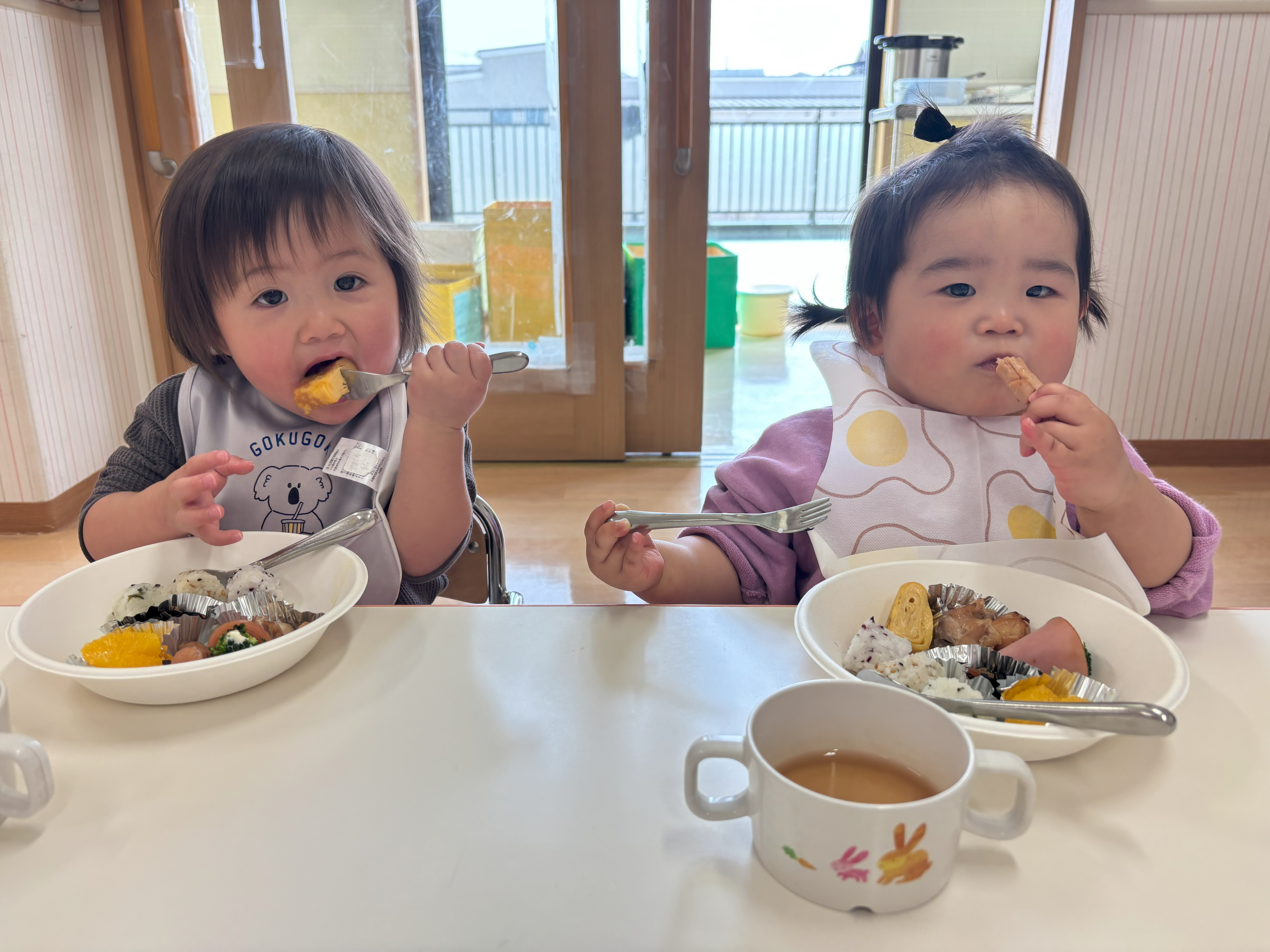 テラスでご飯(松原カリーノ保育園まりんクラス)