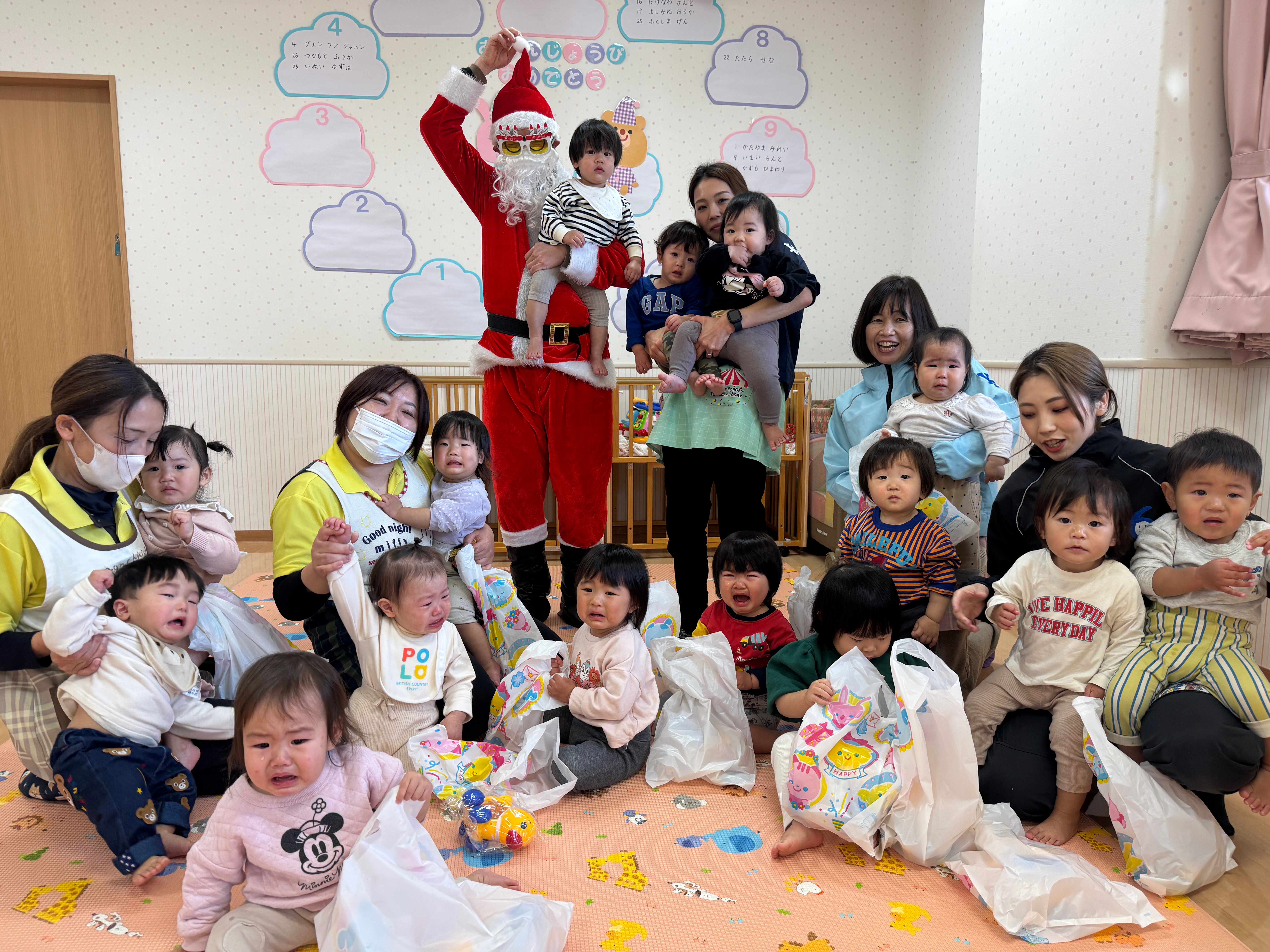 サンタがやってきた！？(松原カリーノ保育園)