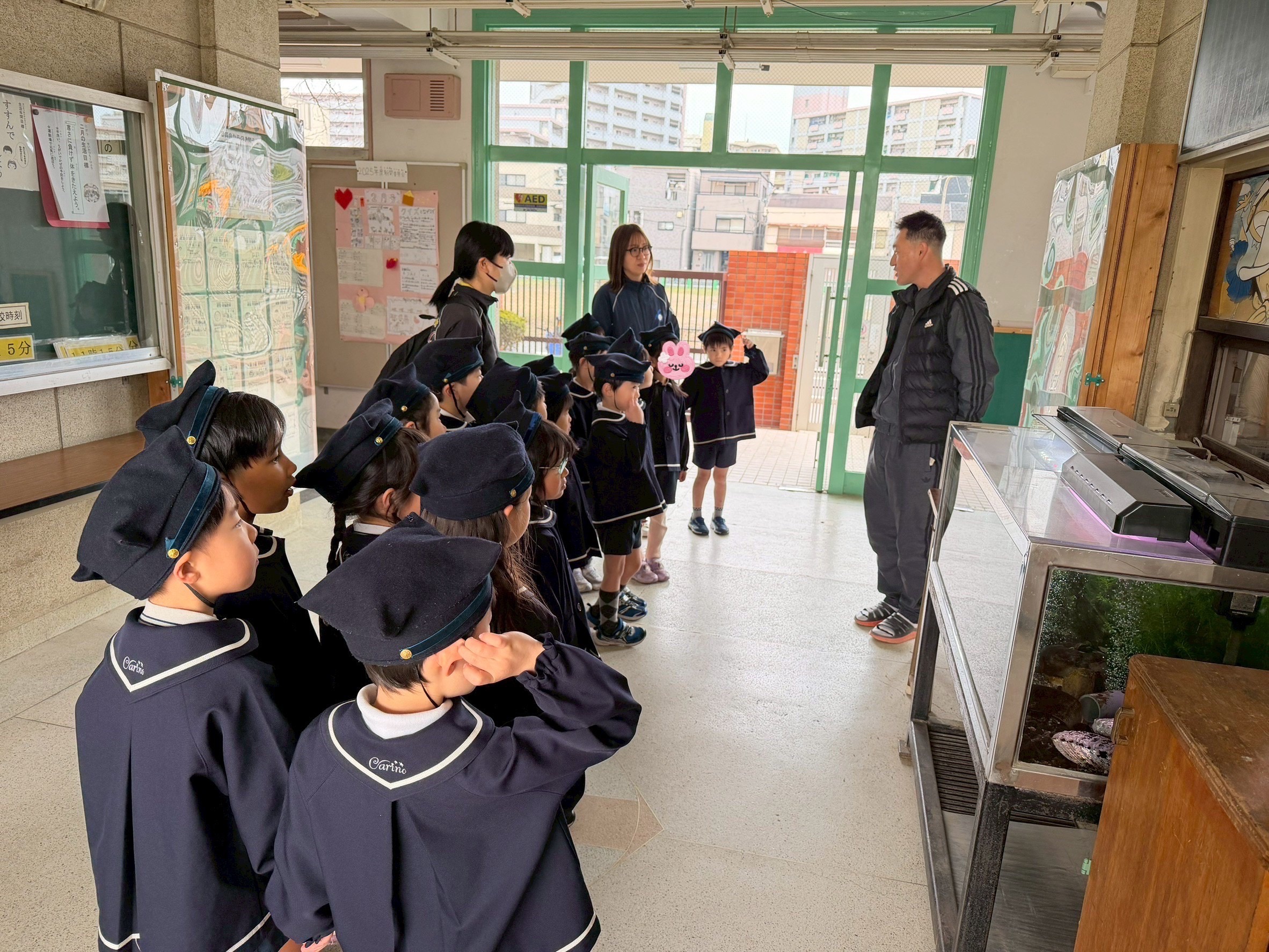 こすもすクラス　学校探検（カリーノ保育園）
