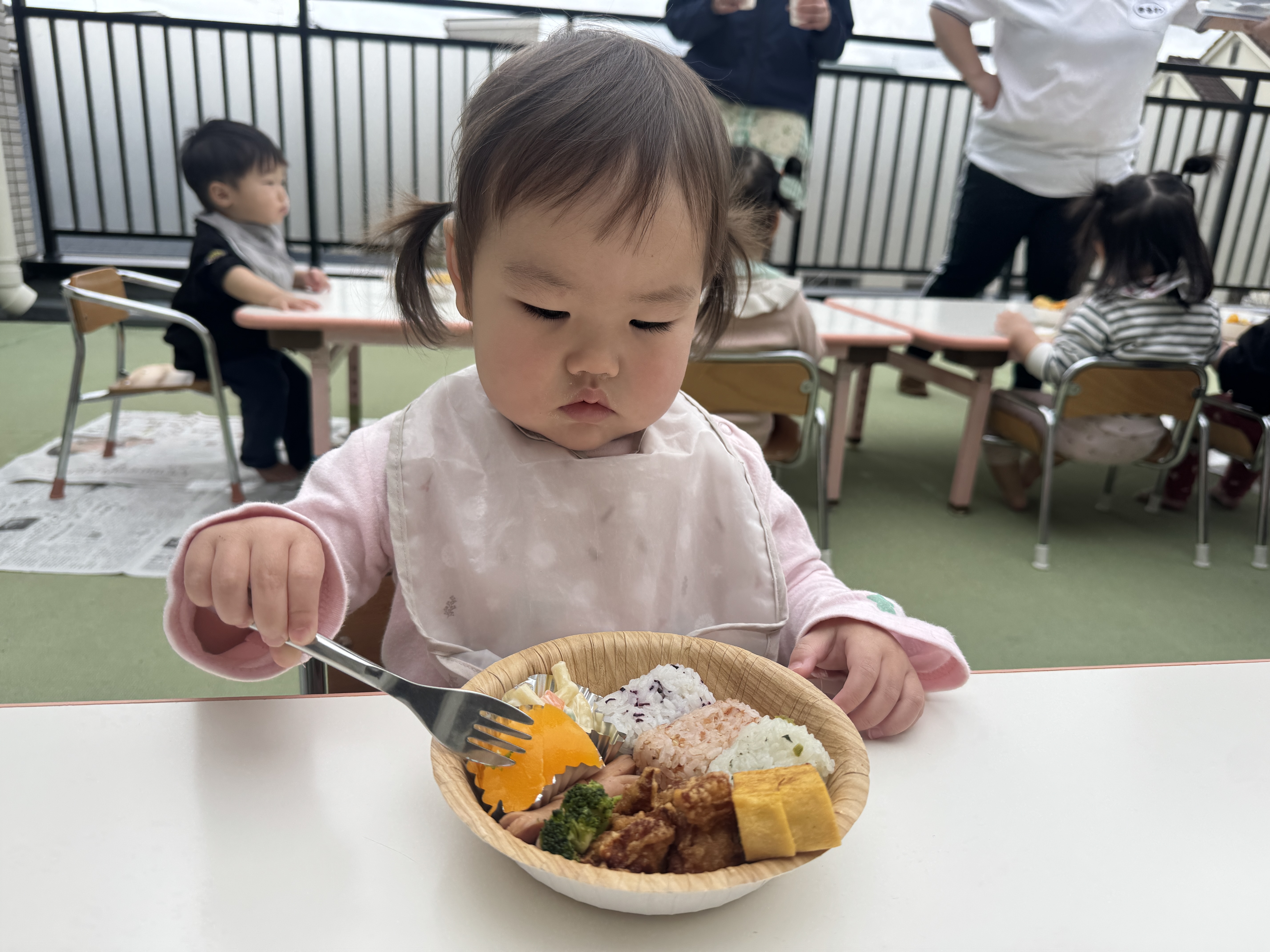 まりんクラス　テラスでご飯（松原カリーノ保育園）