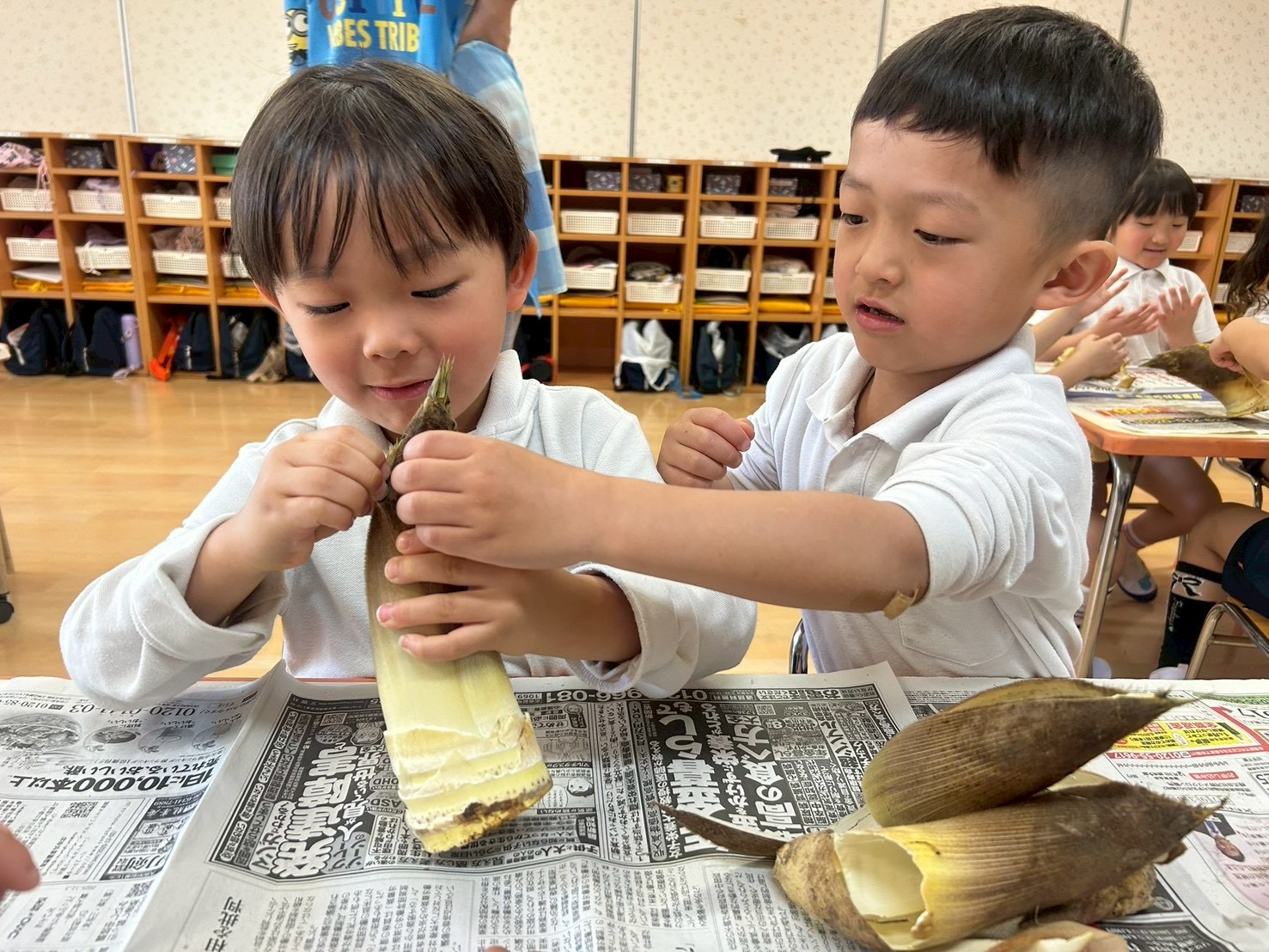 春の味覚「えんどうまめ」「たけのこ」（松原カリーノ保育園）