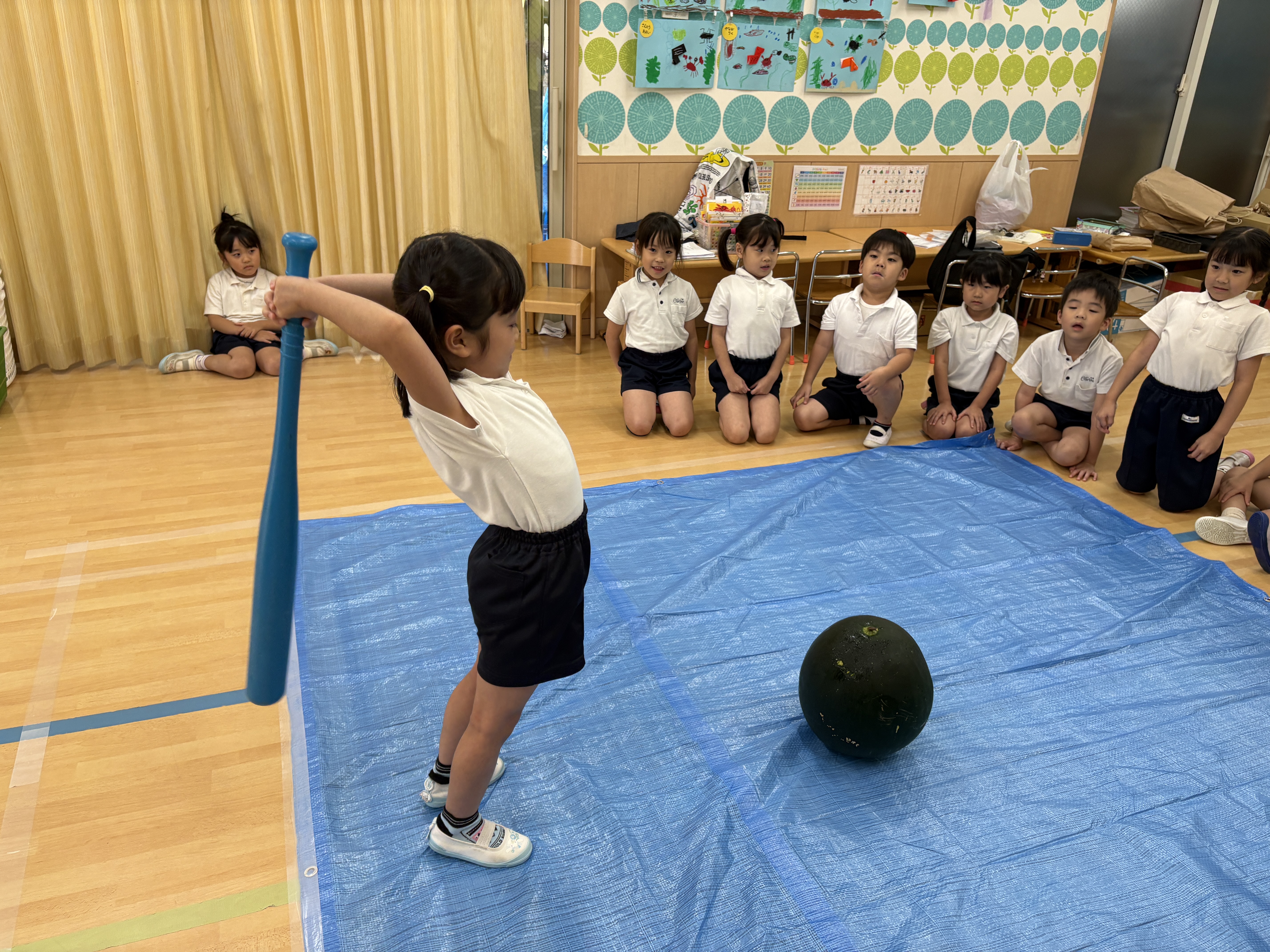 ５歳児　すいか割り(カリーノ保育園）